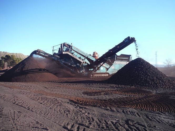 Trabajo con maquinaria en las minas de hierro de Alquife (MINAS DE ALQUIFE S.L.U.)