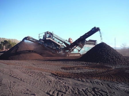 Trabajo con maquinaria en las minas de hierro de Alquife (MINAS DE ALQUIFE S.L.U.) Trabajo con maquinaria en las minas de hierro de Alquife (MINAS DE ALQUIFE S.L.U.)