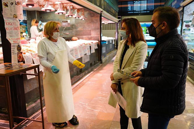 Raquel Ruz y Jacobo Calvo durante la visita al Mercado de San Agustín (PSOE)