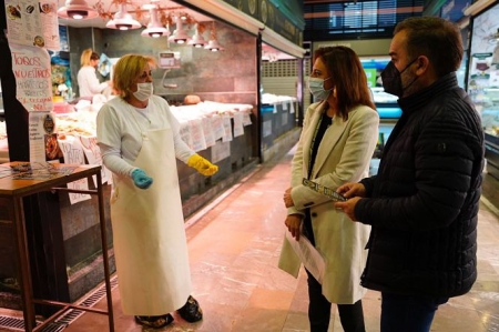Raquel Ruz y Jacobo Calvo durante la visita al Mercado de San Agustín (PSOE)
