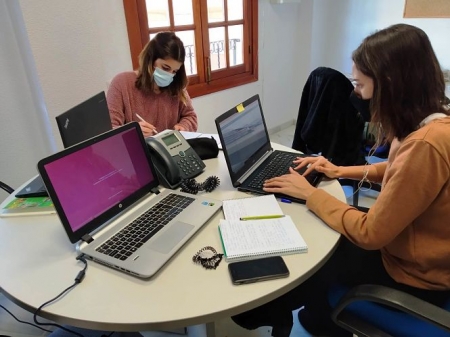 Dos becarias realizando sus prácticas en el Ayuntamiento de Almuñécar (AYTO. ALMUÑÉCAR)