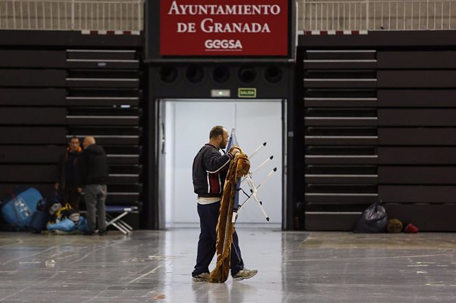 LLegada de personas sin hogar al intererior del Palacio de deportes (ÁLEX CÁMARA - EUROPA PRESS) 