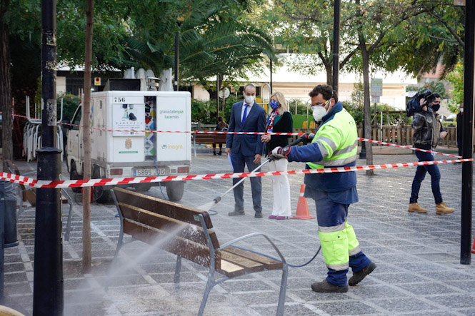 Un operario de Inagra en tareas de desinfección (AYTO. GRANADA)