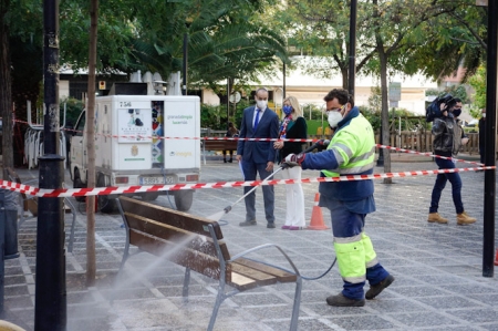 Un operario de Inagra en tareas de desinfección (AYTO. GRANADA)