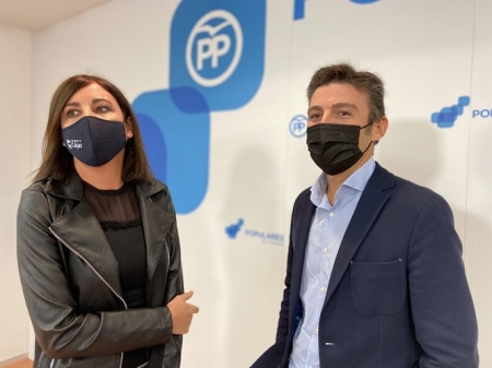 Jorge Saavedra y Mónica Castillo en la sede provincial del PP de Granada (PP)