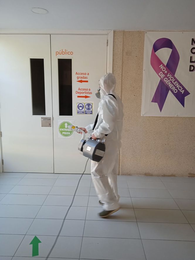 un operario del Ayuntamiento de Otura desinfecta instalaciones municipales con un nebulizador (AYTO. OTURA)