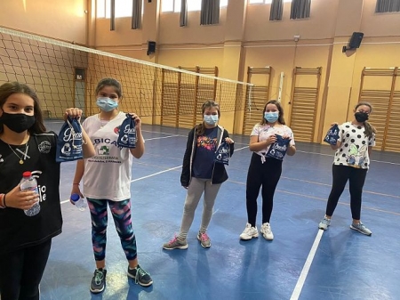 Alumnas de las escuelas deportivas municipales con su bolsa anti-covid (AYTO. ALBOLOTE) 