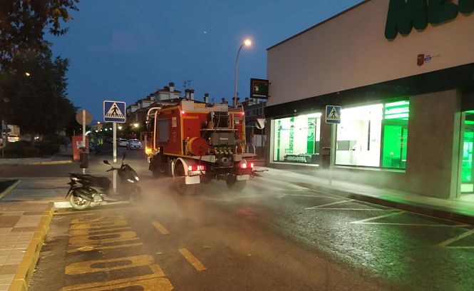 Bomberos en tareas de desinfección (AYTO. GUADIX)