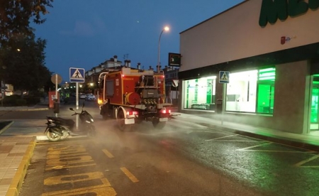 Bomberos en tareas de desinfección (AYTO. GUADIX) Bomberos en tareas de desinfección (AYTO. GUADIX)