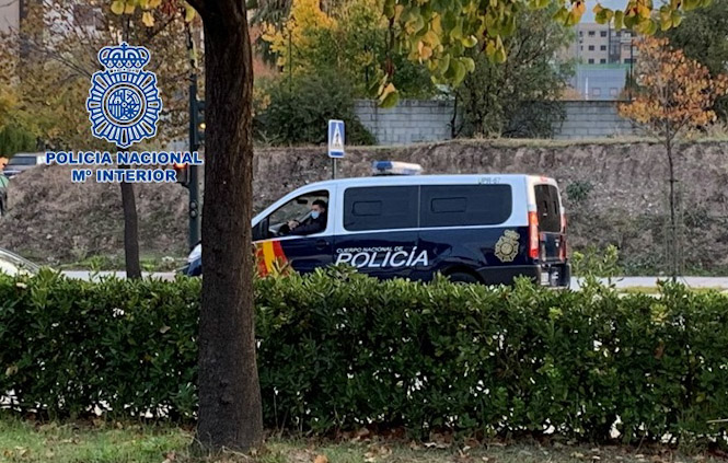 Vehículo policial patrullando por la capital (POLICÍA NACIONAL) 
