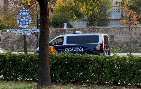 Vehículo policial patrullando por la capital (POLICÍA NACIONAL) 