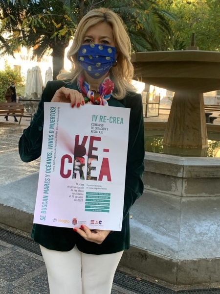 La concejala de Medio Ambiente, Pepa Rubia con el cartel de la exposición (AYTO. GRANADA) 