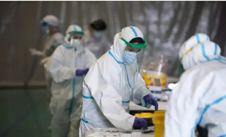 Sanitarios trabajando durante las pruebas de cribado de covid-19 con test de antígenos (MARÍA JOSÉ LÓPEZ - EUROPA PRESS) 