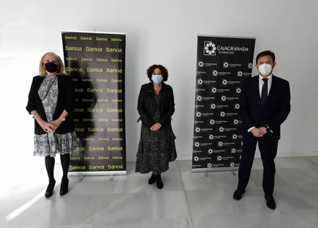 La presidenta de CajaGranada Fundación, María Elena Martín-Vivaldi; la rectora de la Universidad de Granada, Pilar Aranda; y el director corporativo de la Territorial de Bankia en Andalucía, Joaquín Holgado (CAJAGRANADA FUNDACIÓN)
