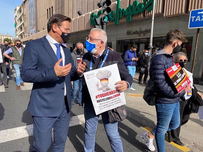 El alcalde de Granada, Luis Salvador, participa en la manifestación convocada por los hosteleros, en imagen de archivo (AYUNTAMIENTO)