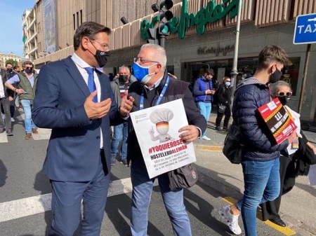 El alcalde de Granada, Luis Salvador, participa en la manifestación convocada por los hosteleros, en imagen de archivo (AYUNTAMIENTO)