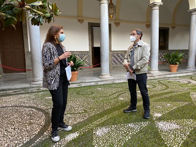 Raquel Ruz y Miguel Ángel Fernández Madrid en el patio del Ayuntameinto de Granada (PSOE)