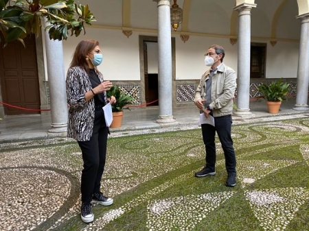 Raquel Ruz y Miguel Ángel Fernández Madrid en el patio del Ayuntameinto de Granada (PSOE)