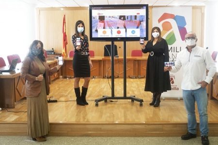 La alcaldesa, Loli Cañavate, la concejala de Comercio, Paqui Fernández junto al presidente de la Asociación de Comerciantes y Autónomos (AEA) Diego del Río en la presentación de la nueva web (AYTO. ARMILLA)