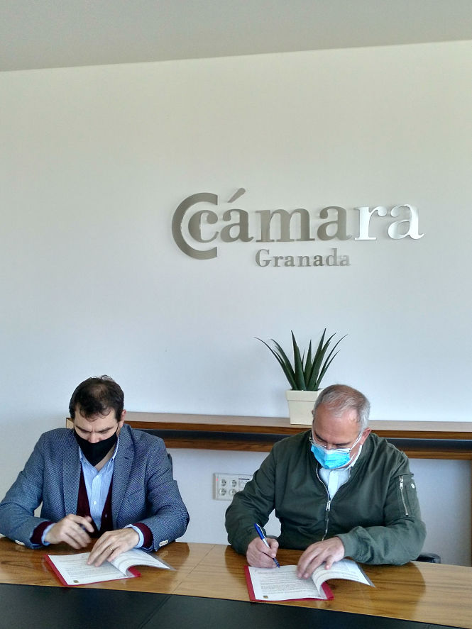 Imagen de la firma del convenio (AYTO. GÓJAR) 