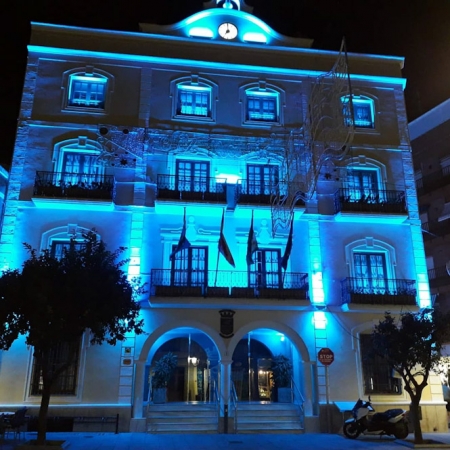 Ayuntamiento de Almuñécar iluminado de azul (AYTO. ALMUÑECAR) Ayuntamiento de Almuñécar iluminado de azul (AYTO. ALMUÑECAR)