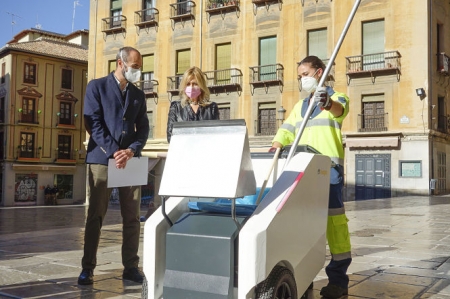Uno de lso nuevos vehículos eléctricos (JAVIER ALGARRA / AYUNTAMIENTO)