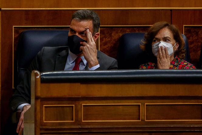 La vicepresidenta, Carmen Calvo junto al Presidente del Gobierno, Pedro Sánchez (EUROPA PRESS/R.RUBIO) 