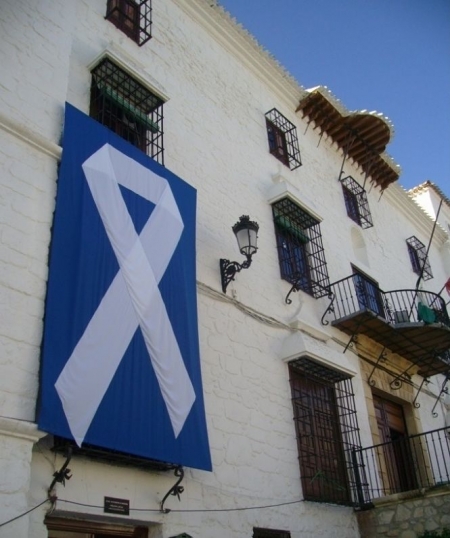 Lazo blanco en la facha del Ayuntamiento (AYTO. MONTEFRIO)