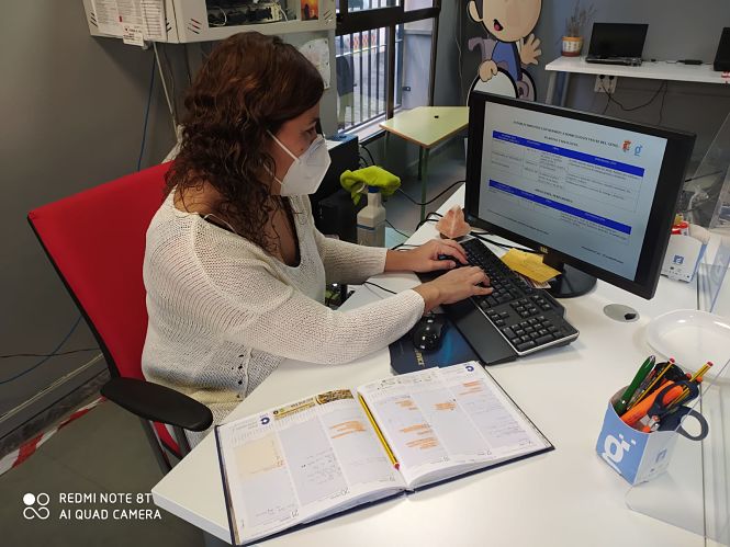 Ana Núñez, responsable del centro Guadalinfo de Vegas del Genil que ha recopilado todos los negocios con reparto a domicilio (AYTO. VEGAS DEL GENIL) 