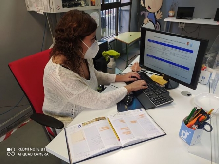 Ana Núñez, responsable del centro Guadalinfo de Vegas del Genil que ha recopilado todos los negocios con reparto a domicilio (AYTO. VEGAS DEL GENIL) 