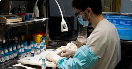 Un investigador analiza el Covid-19 (JUNTA DE ANDALUCÍA) Un investigador analiza el Covid-19 (JUNTA DE ANDALUCÍA)