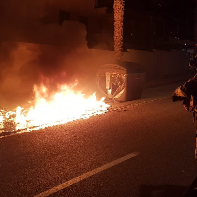 Imagen del incendio del contenedor (AYTO. ALMUÑECAR) 