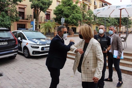 El consejero de Hacienda, Juan Bravo, saluda a la alcaldesa de Motril, Luisa García Chamorro, en imagen de archivo (AYUNTAMIENTO) El consejero de Hacienda, Juan Bravo, saluda a la alcaldesa de Motril, Luisa García Chamorro, en imagen de archivo (AYUNTAMIENTO)