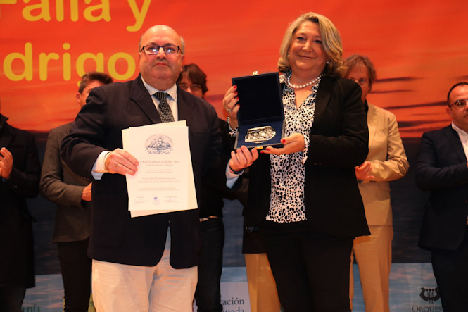 Diego Martínez junto a la Alcaldesa de Almuñécar, Trinidad Herrera (AYTO. ALMUÑÉCAR)