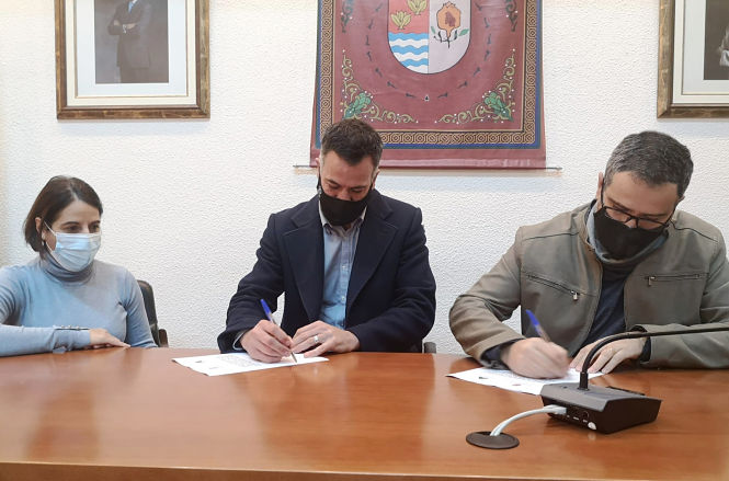 Imagen de la firma del convenio (AYTO. VEGAS DEL GENIL)