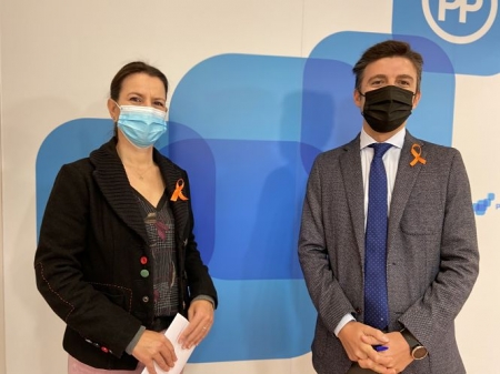 Jorge Saavedra y Ana Vanessa GArcía en la sede provincial del PP)