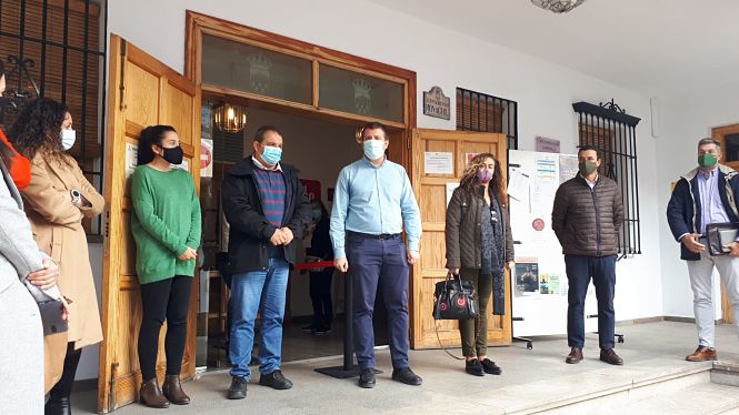 Minuto de silencio por el 25N que se ha celebrado esta mañana en el Ayuntamiento de Monachil (AYTO. MONACHIL)
