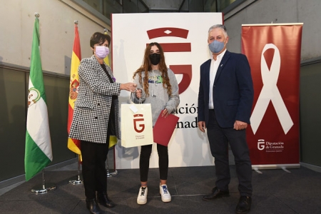 Entrega de su premio a la ganadora (R. MARTÍNEZ / DIPGRA)