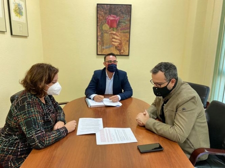 La concejala de Comercio y el alcalde de Vegas ultiman con el Concejal de Urbanismo las bases de la convocatoria de ayudas (AYTO. VEGAS DEL GENIL)