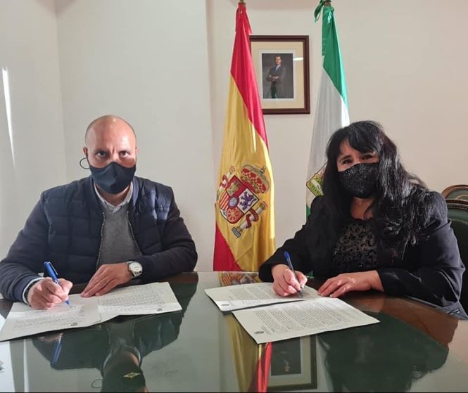 Imagen de la firma del convenio (AYTO. OTURA) 