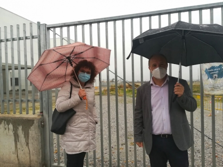 Mar Sánchez y Manuel García, en los terrenos donde irá el futuro instituto de Maracena (CS) Mar Sánchez y Manuel García, en los terrenos donde irá el futuro instituto de Maracena (CS)