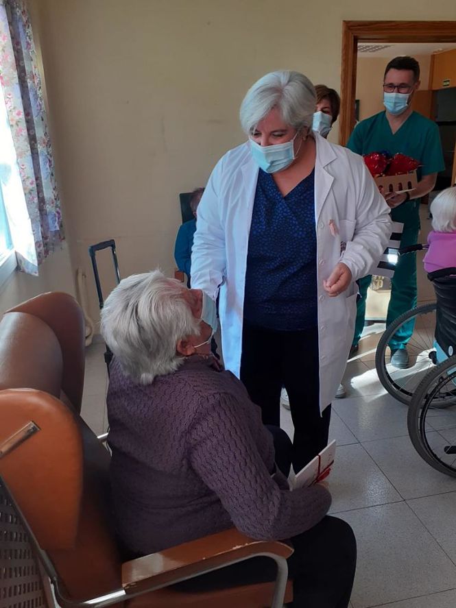 La diputada de Centros Sociales, Adela Álvarez durante la visita a la Milagrosa (DIPUTACIÓN)