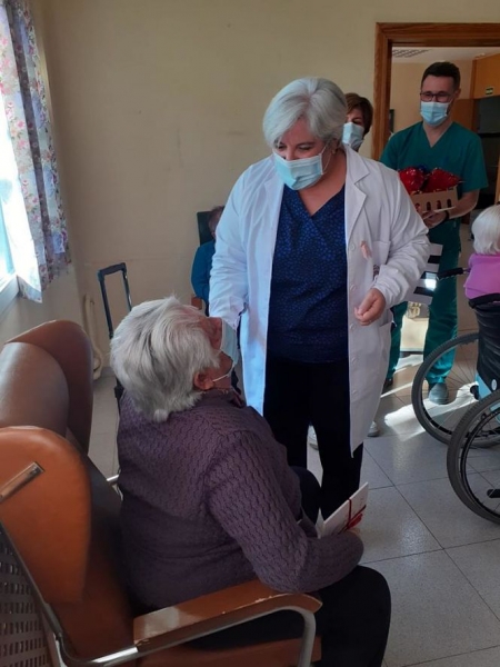 La diputada de Centros Sociales, Adela Álvarez durante la visita a la Milagrosa (DIPUTACIÓN) La diputada de Centros Sociales, Adela Álvarez durante la visita a la Milagrosa (DIPUTACIÓN)