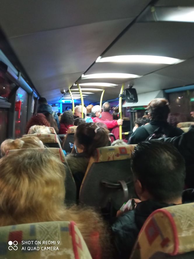 Aglomeración de personas en la línea 156 (IU)