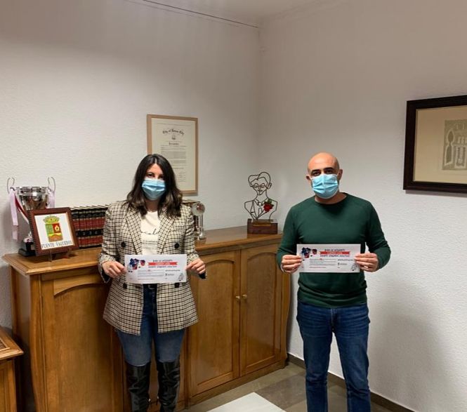 la teniente de alcalde del Ayuntamiento de Fuente Vaqueros, Elena Fernández Peñafiel y el alcalde de la localidad, José Manuel Molino, presentan la campaña de bonos de compra para esta Navidad (AYTO. FUENTE VAQUEROS) 