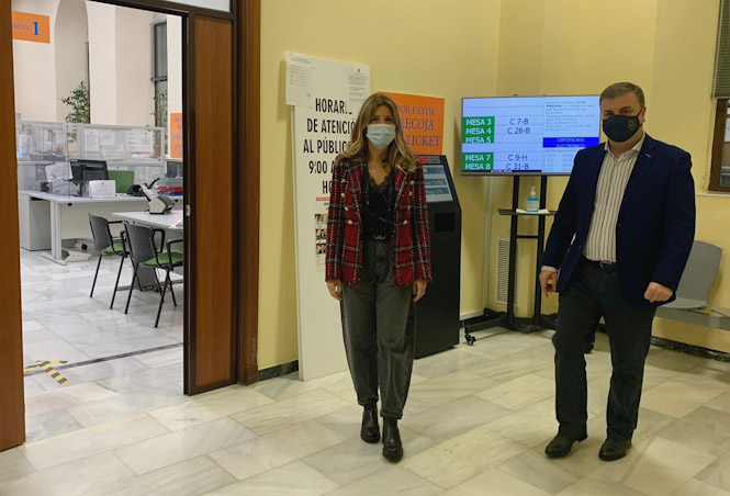 Eva Martín y Francisco Fuentes en la oficina de registro (AYTO. GRANADA) 