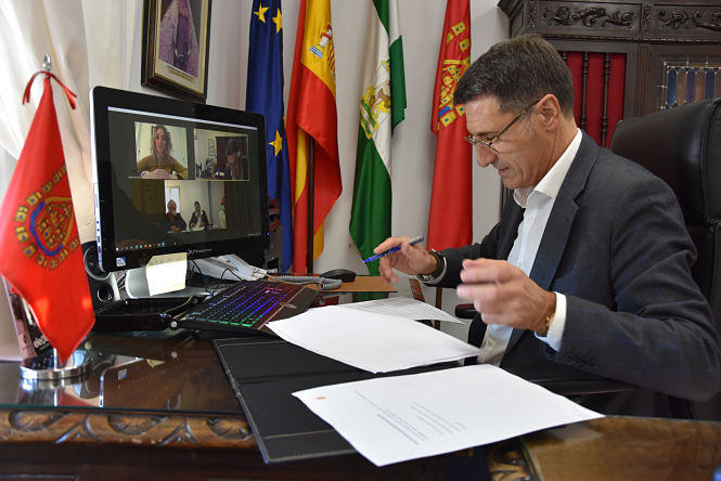 Imagen de la firma del contrato (AYTO. BAZA)