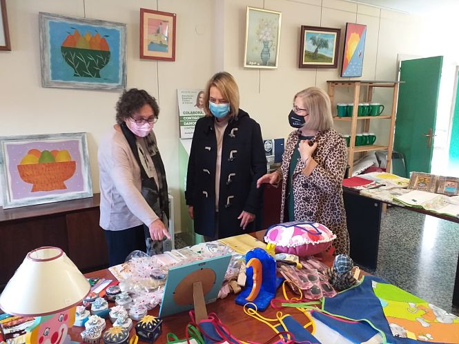 Imagen de la visita al rastrillo de la AECC (AYTO. MOTRIL)