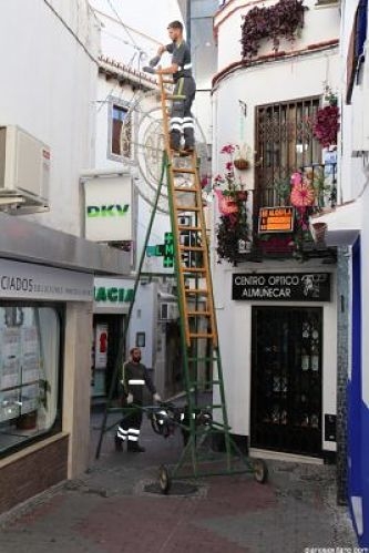 Instalación del alumbrado navideño (AYTO. ALMUÑÉCAR)
