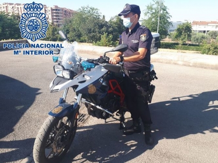 Agente de la Policía Nacional en una motocicleta (POLICÍA NACIONAL)